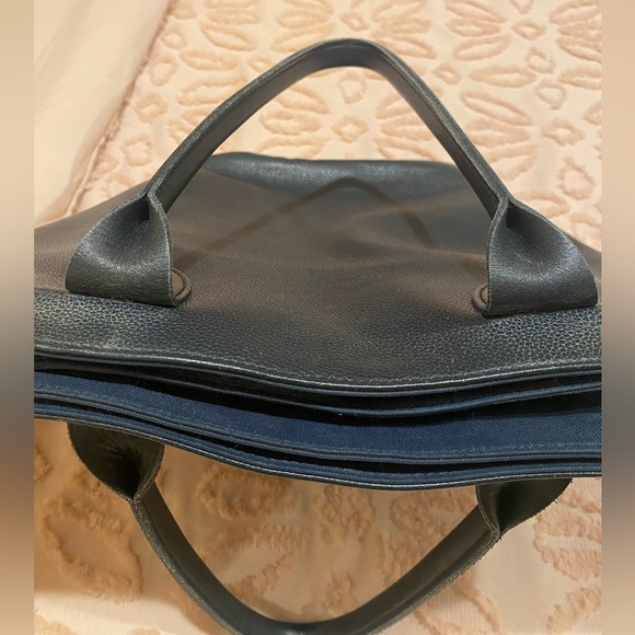 AUTHENTIC LONGCHAMP NAVY LEATHER SHOULDER/TOTE BAG WITH ZIPPER CLOSURE - Picture 13 of 16